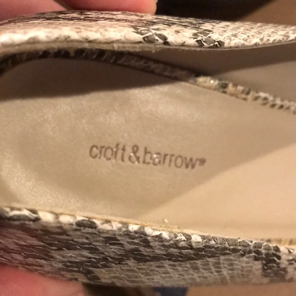 Size 8 shoes snakeskin print VEGAN peep toe heels gray white textured pumps EUC